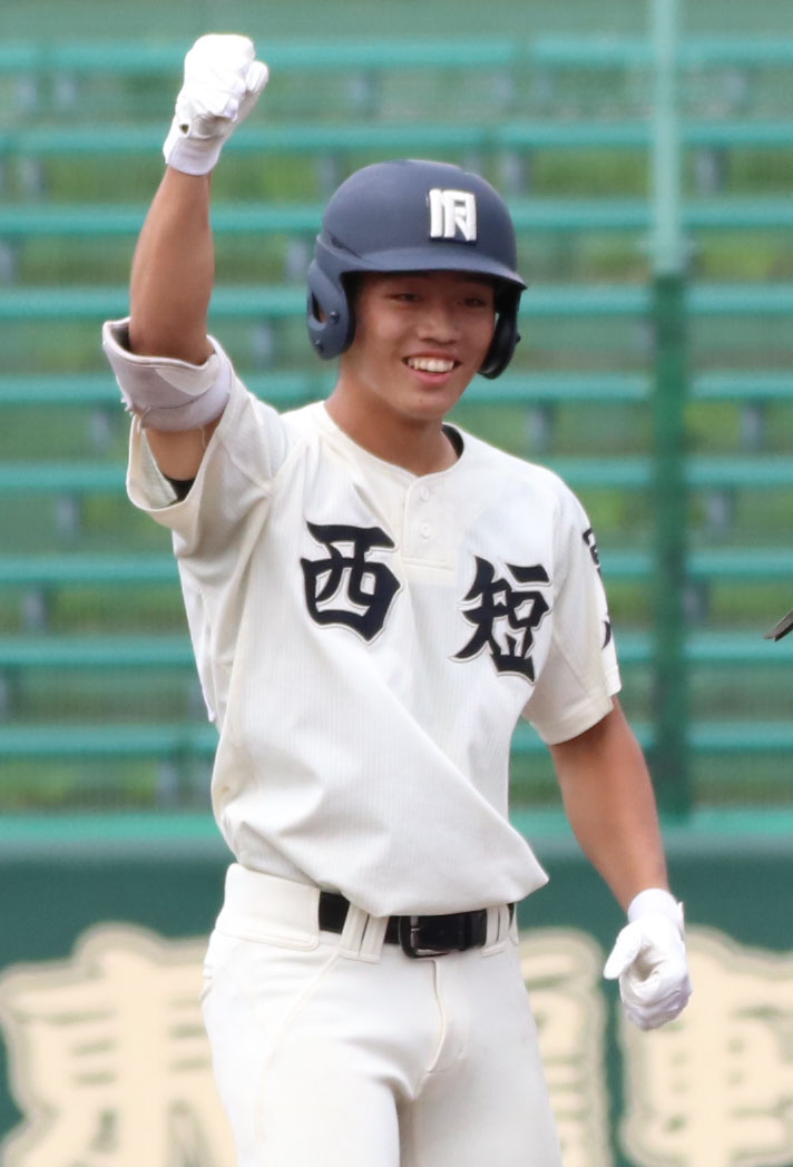 東海大福岡対西日本短大付　1回裏西日本短大付2死一、三塁、藤本は左越えの2点適時二塁打を放ち塁上でガッツポーズ（撮影・鬼束羽瑠菜）