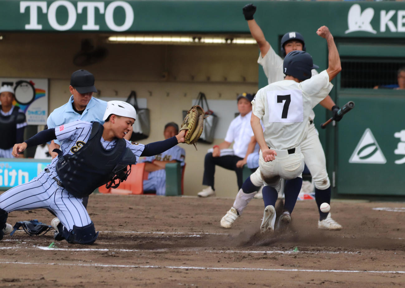 東海大福岡対西日本短大付　1回裏西日本短大付2死二塁、高峰の先制となる遊前適時内野安打で生還した安田はガッツポーズ（撮影・鬼束羽瑠菜）
