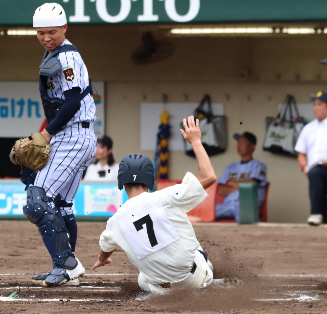 東海大福岡対西日本短大付　1回裏西日本短大付2死二塁、高峰の先制となる遊前適時内野安打で生還した奥（撮影・鬼束羽瑠菜）