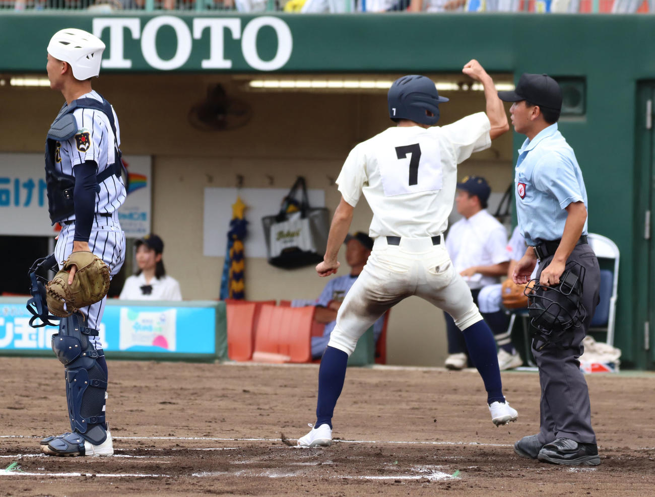 東海大福岡対西日本短大付　1回裏西日本短大付2死二塁、高峰の先制となる遊前適時内野安打で生還した奥はガッツポーズ（撮影・鬼束羽瑠菜）