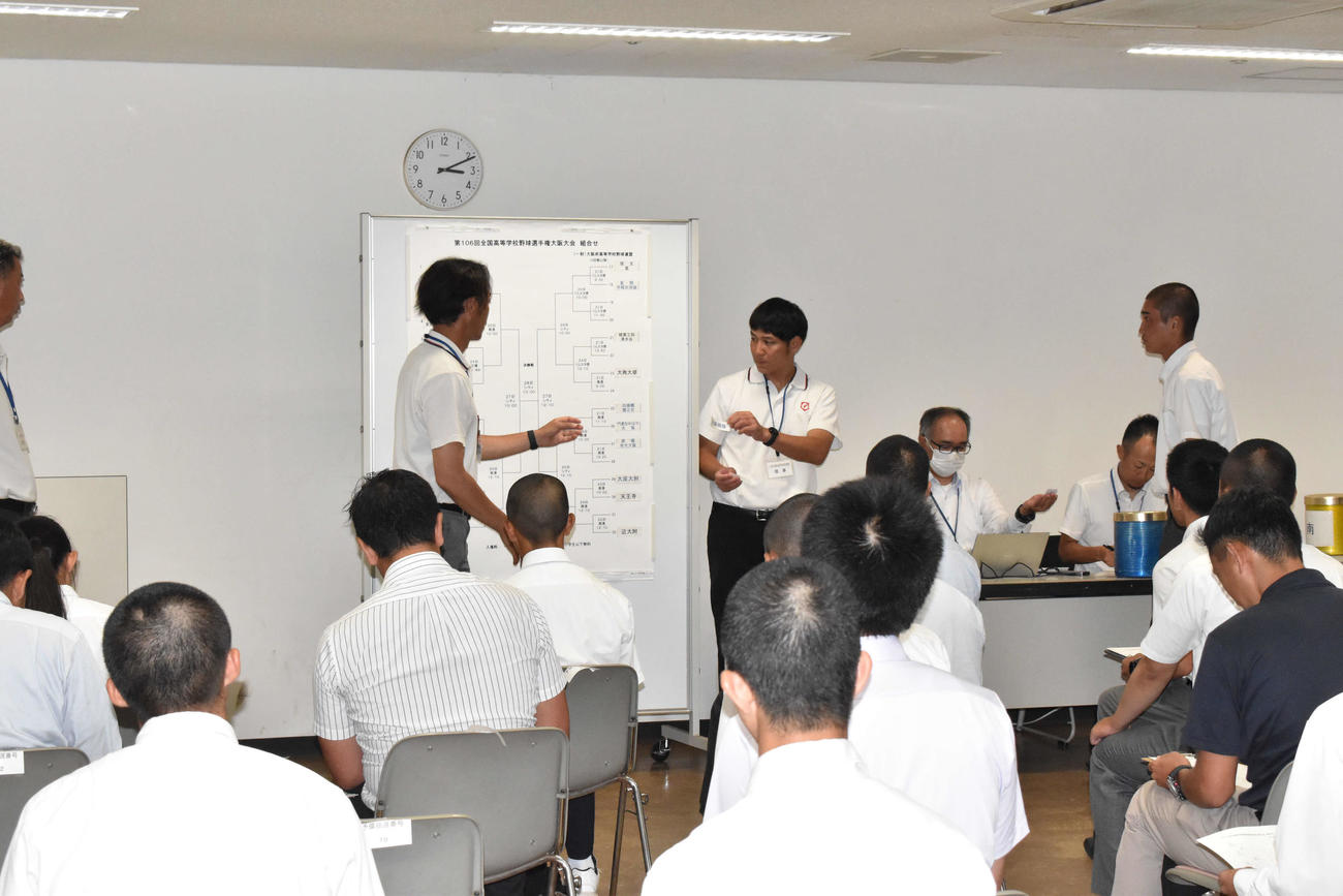 大阪大会4、5回戦以降の抽選会に臨む大阪桐蔭・宮本真司郎主将（右）（撮影・古財稜明）