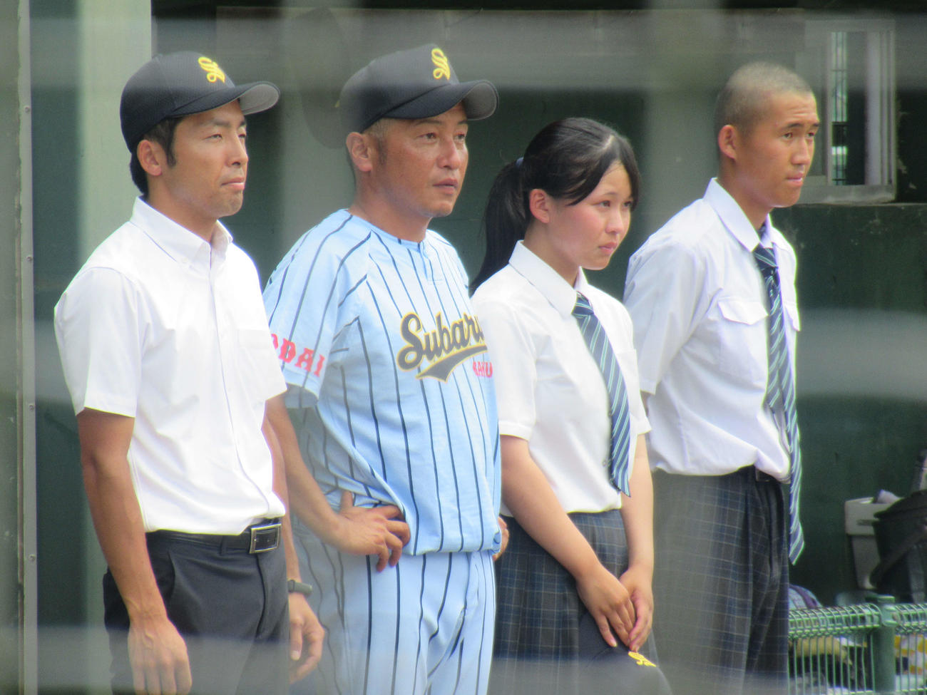 三重予選2回戦で初戦惜敗した昴学園・東監督（左から2人目）
