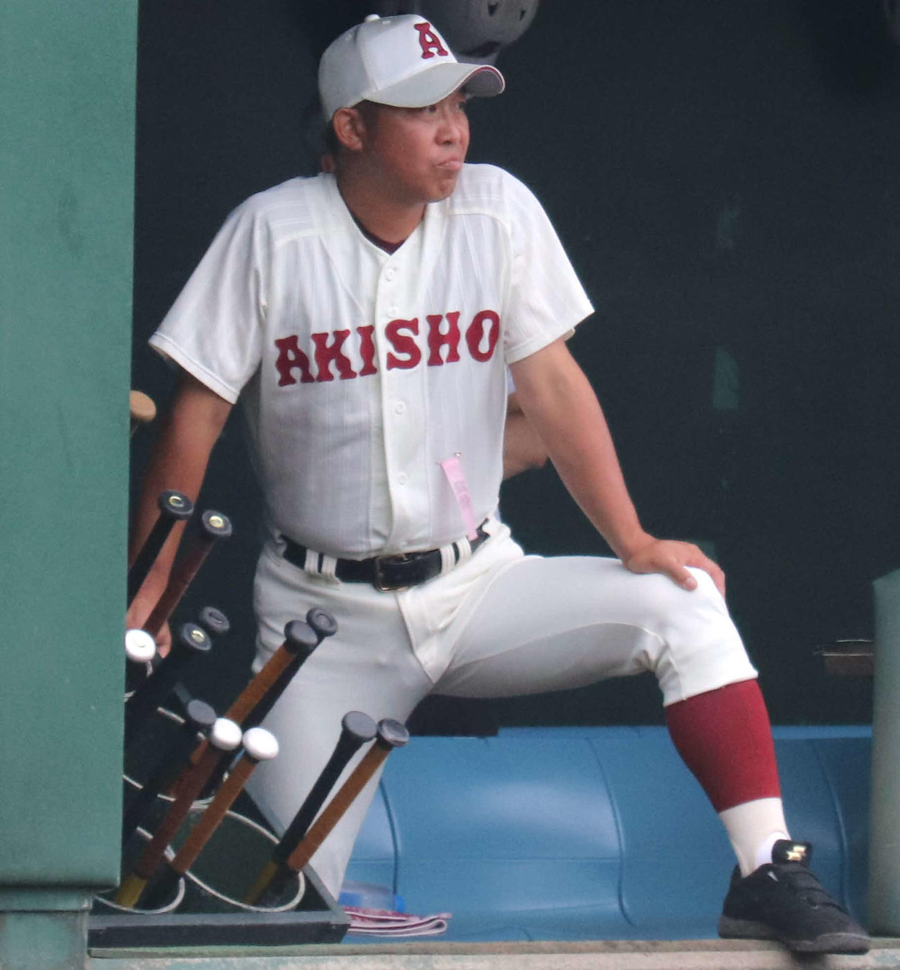 秋田商対秋田南　戦況を見つめる秋田商・太田監督（撮影・黒須亮）