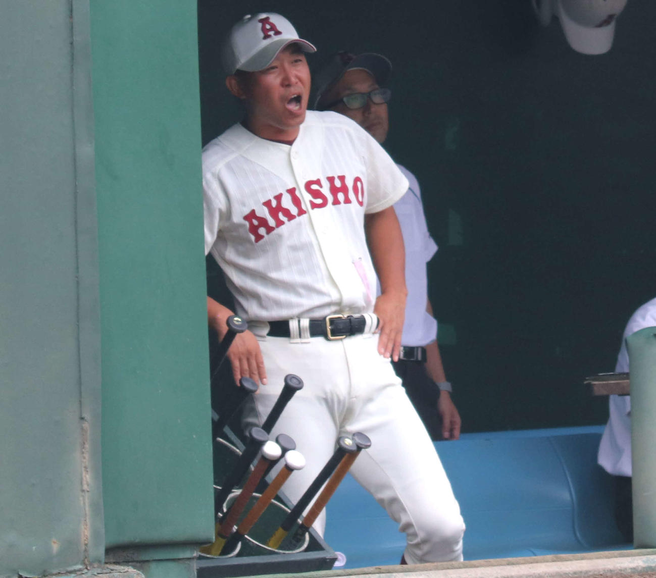 秋田商対秋田南　8回表秋田商2死一、二塁、打席の阿部へ大声でゲキを送る太田監督（撮影・黒須亮）