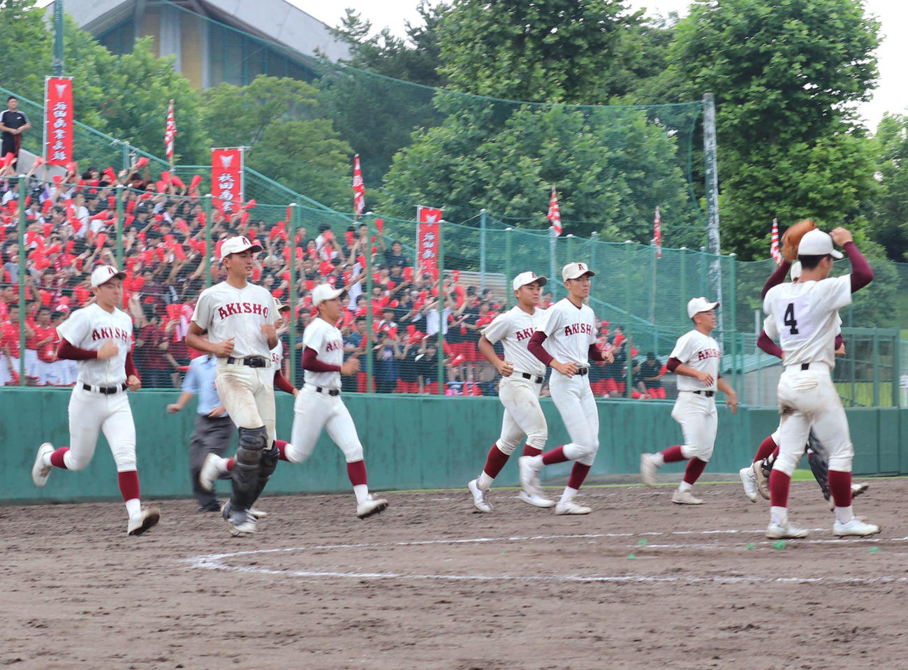 秋田商対秋田南　決勝進出を決めて整列に向かう秋田商の選手（撮影・黒須亮）