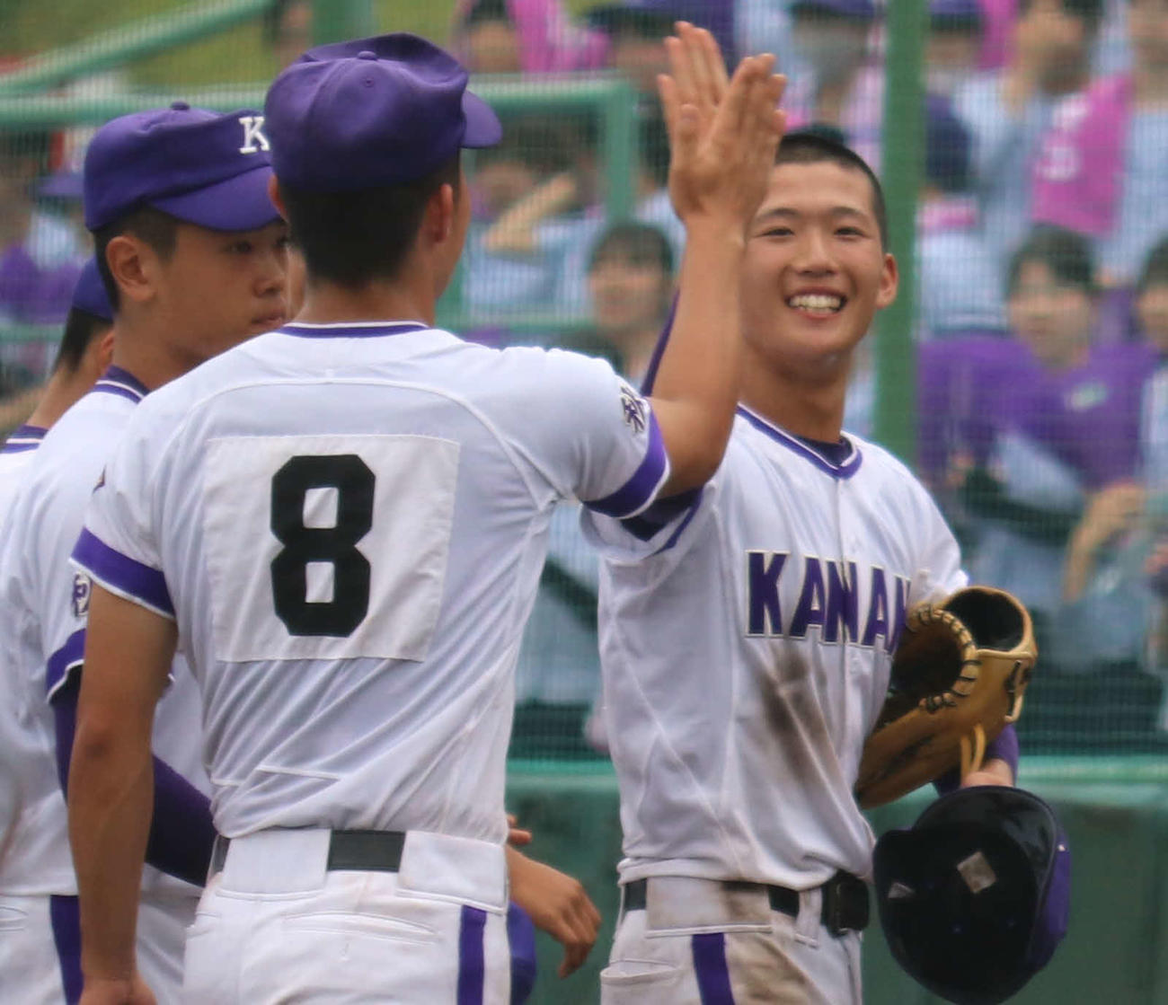 秋田工対金足農　決勝進出を決め、主将の高橋（左）とハイタッチを交わす金足農・近藤（撮影・黒須亮）