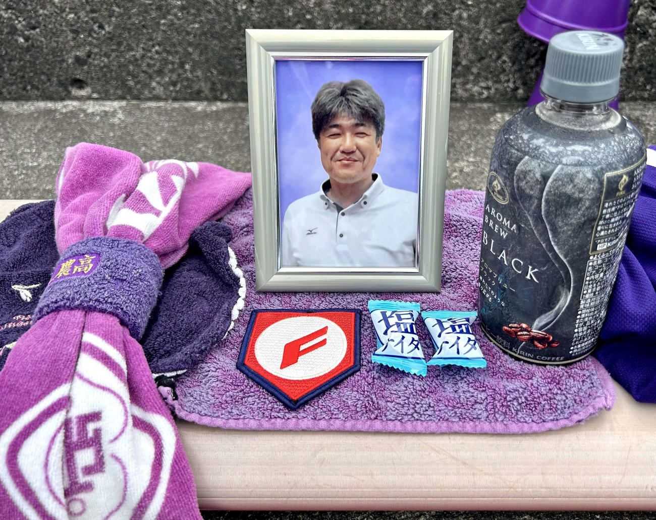 秋田工対金足農　スタンドから見守る近藤の父章さんの遺影（撮影・黒須亮）
