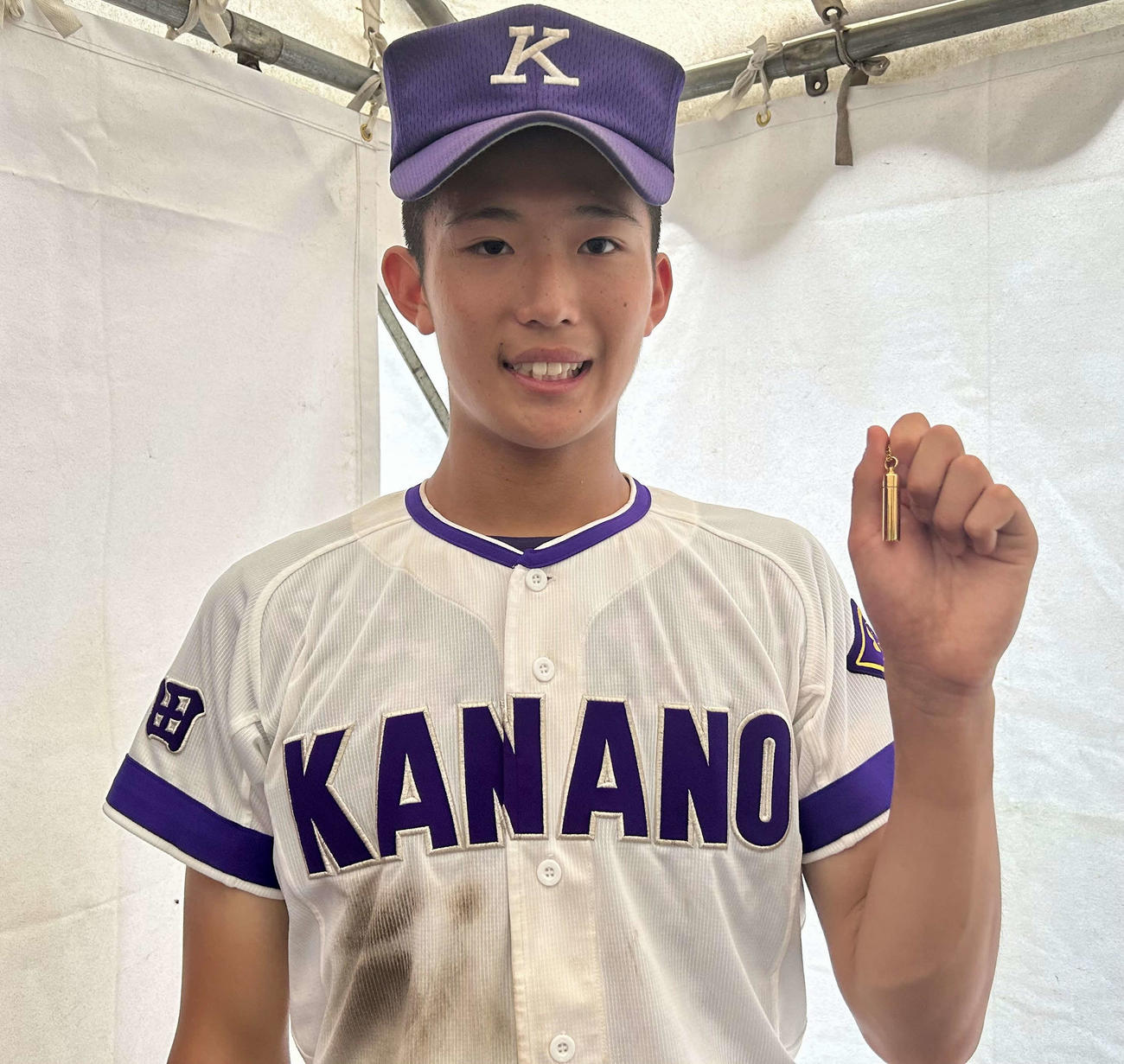 秋田工対金足農　6月25日に他界した父章さんの遺骨を手にする金足農・近藤（撮影・黒須亮）