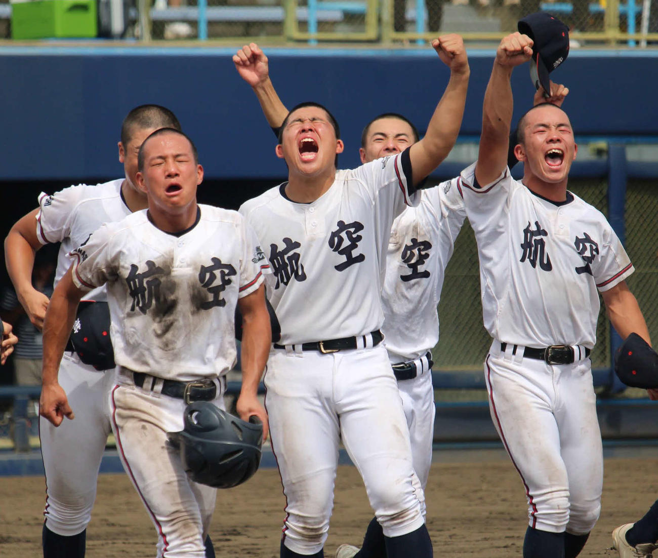 延長11回の熱戦を制した日本航空ナイン（撮影・金子真仁）