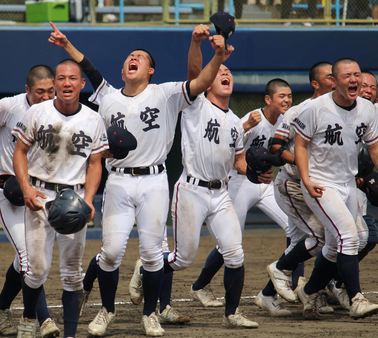 延長11回の熱戦を制した日本航空ナイン（撮影・金子真仁）