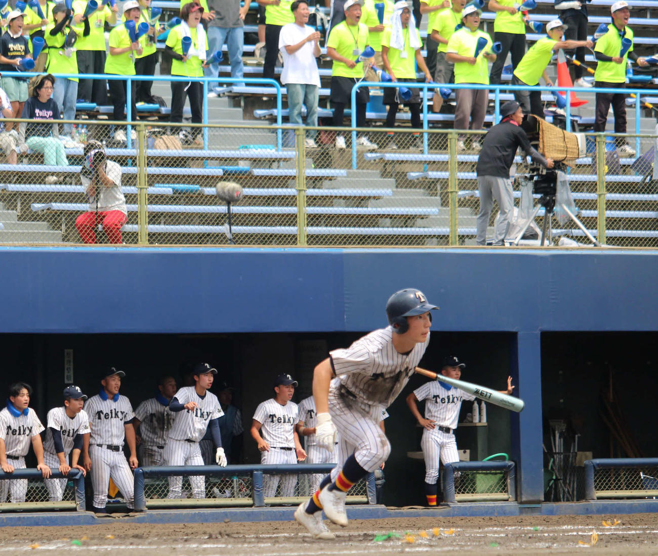 母の麻子さんが見守る中で2本の適時打を放った帝京三・中島（撮影・金子真仁）