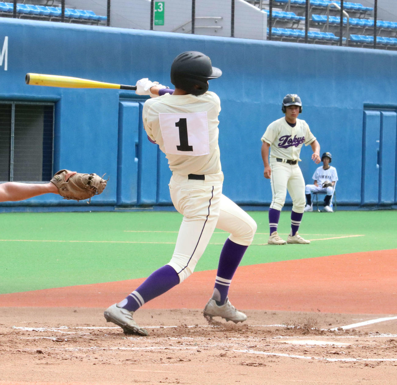 立教池袋対東京　1回裏東京2死一、二塁　先制の中前適時打を放つ永見（撮影・水谷京裕）