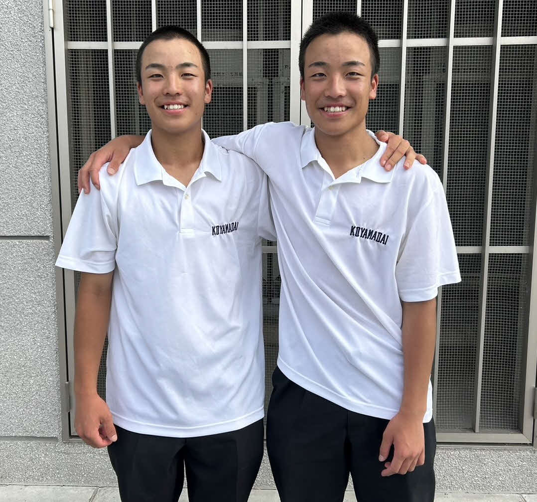 小山台対錦城学園　試合後、肩を組み笑顔で写真に納まる兄の黒崎裕（左）と弟の翔（撮影・水谷京裕）