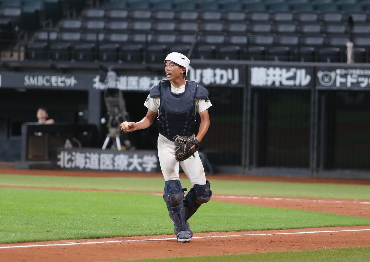 北照の福島捕手は、公式練習中に機敏に動く（撮影・中島洋尚）