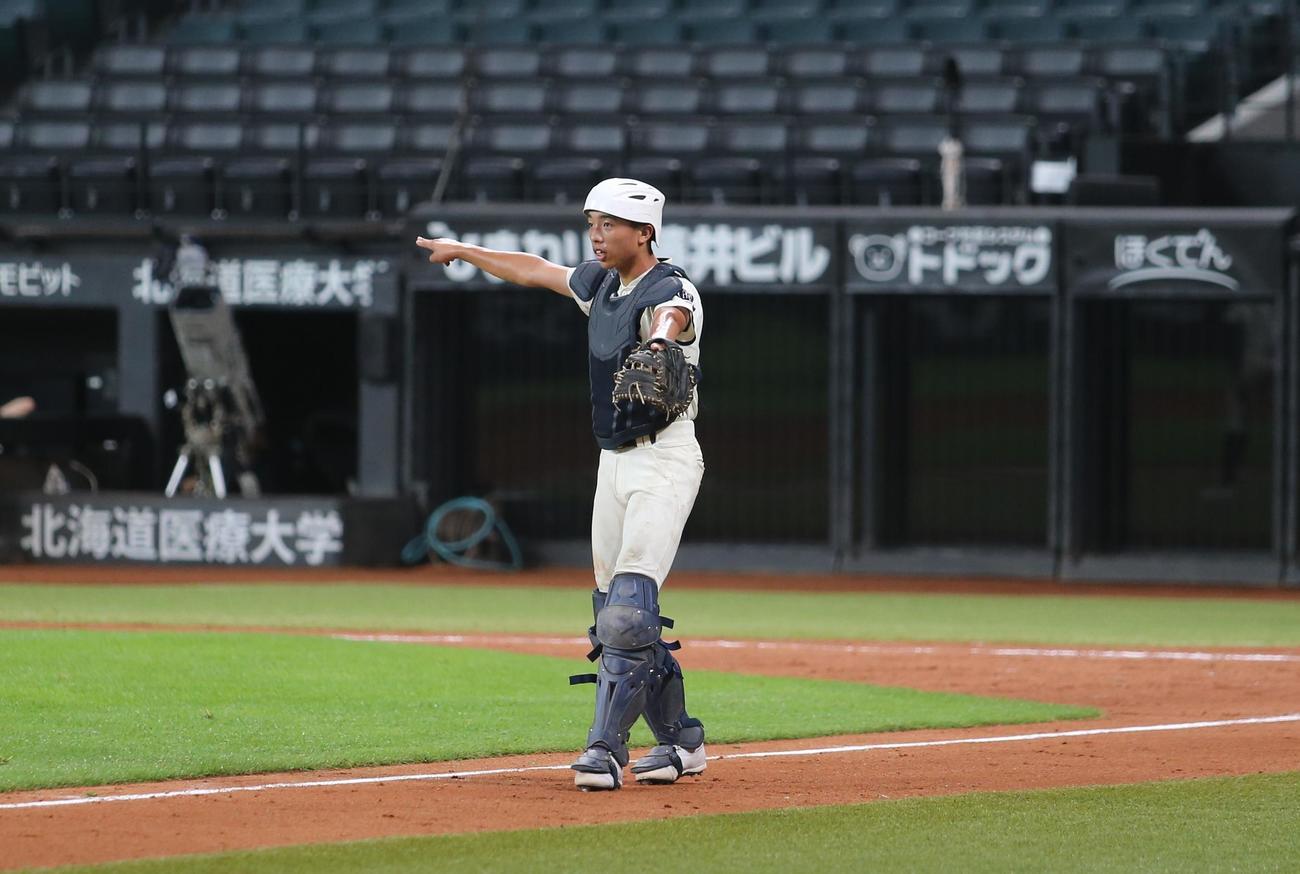 北照の福島捕手は、公式練習中に守備の指示を送る（撮影・中島洋尚）
