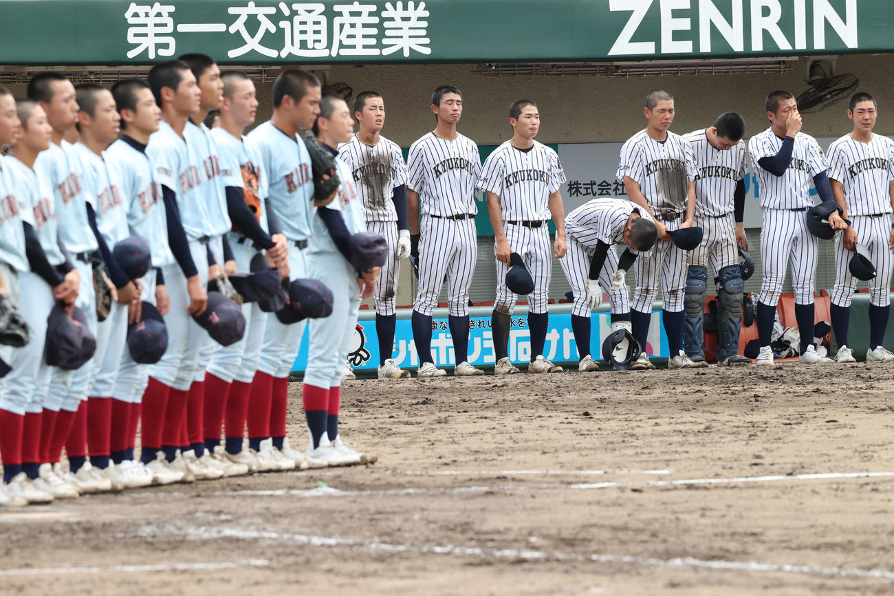 九州国際大付対近大福岡　近大福岡に僅差で敗れた九州国際大付ナインはベンチ前で涙を流す（撮影・梅根麻紀）
