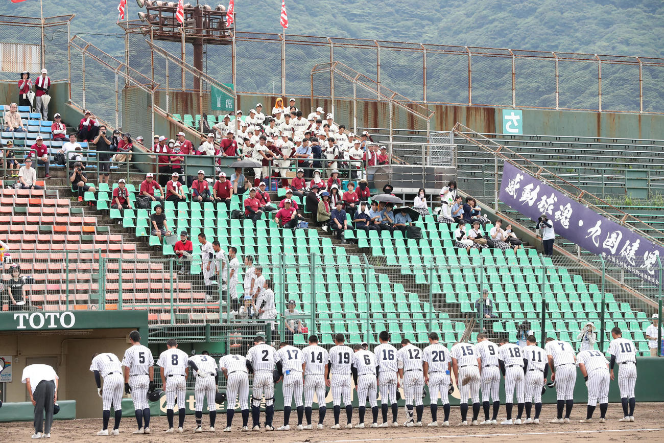 九州国際大付対近大福岡　スタンドの応援団にあいさつする九州国際大付ナイン（撮影・梅根麻紀）