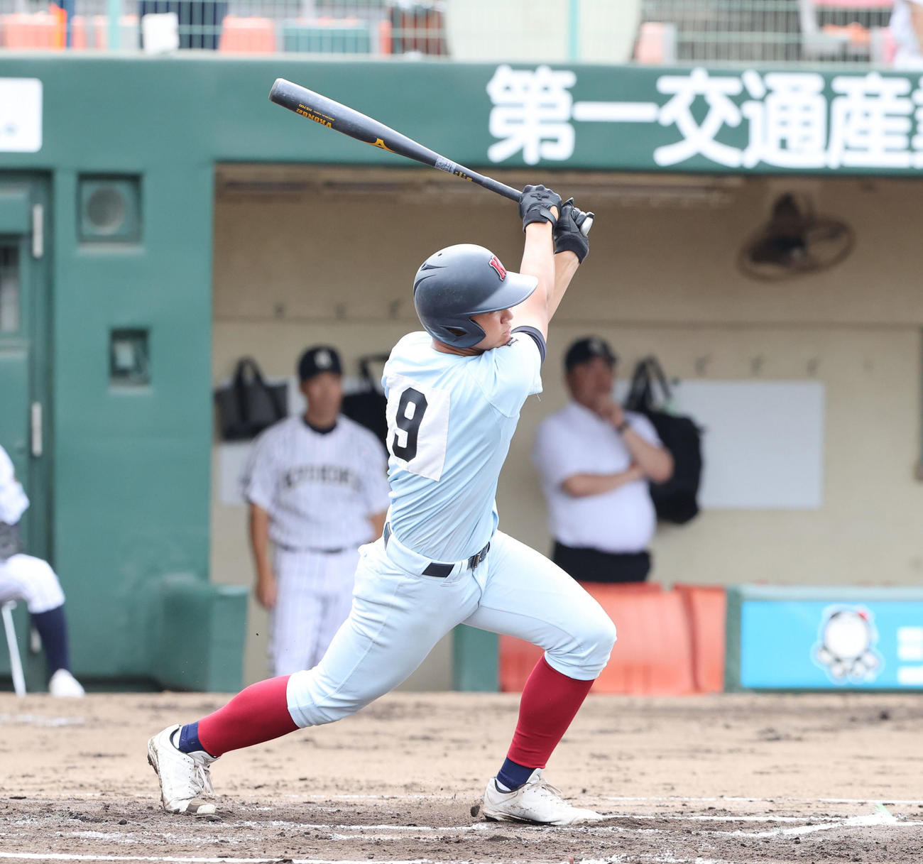 九州国際大付対近大福岡　1回裏近大福岡2死一塁、河村悠は左越えに先制適時二塁打を放つ（撮影・梅根麻紀）