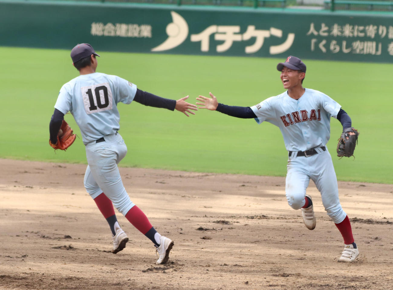 九州国際大付対近大福岡　9回表九州国際大付2死、田端を一ゴロに抑えタッチしようとする田辺（撮影・鬼束羽瑠菜）