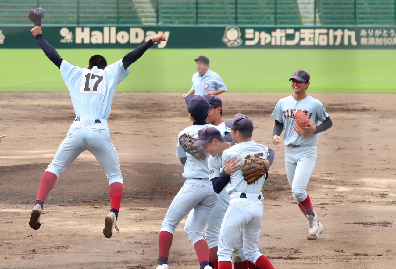 九州国際大付対近大福岡　九州国際大付に勝利し喜ぶ近大福岡ナイン（撮影・鬼束羽瑠菜）