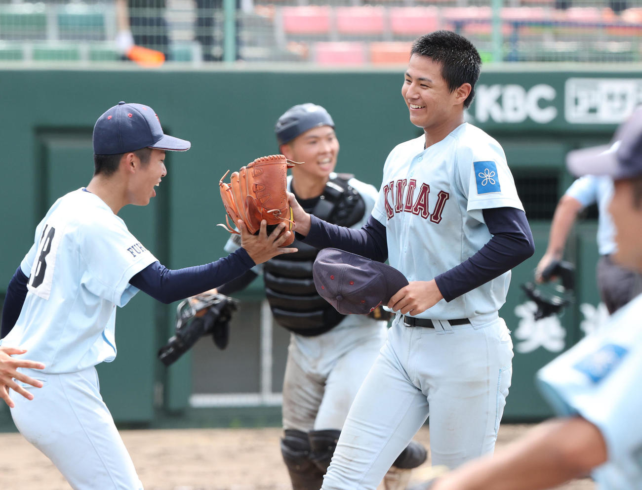 九州国際大付対近大福岡　先発した近大福岡・田辺は8回まで無失点、笑顔でベンチに引きあげる（撮影・梅根麻紀）