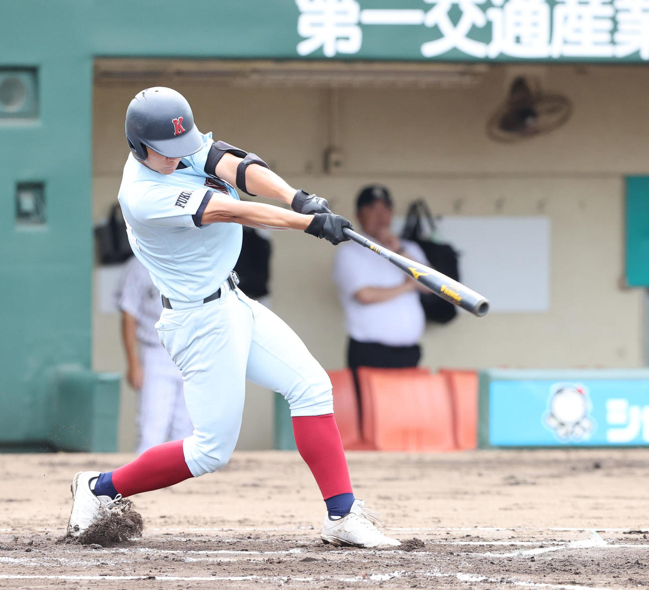 九州国際大付対近大福岡　1回裏近大福岡2死一塁、河村悠は左越えに先制適時二塁打を放つ（撮影・梅根麻紀）