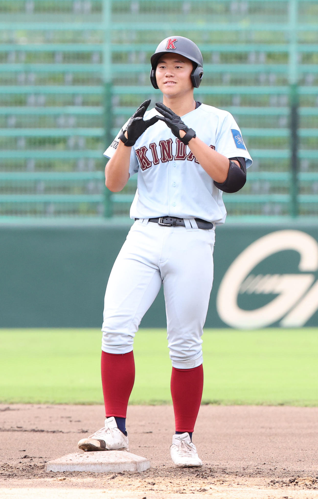 九州国際大付対近大福岡　1回裏近大福岡2死一塁、河村悠は左越えに先制適時二塁打を放ちナインに合図を送る（撮影・梅根麻紀）