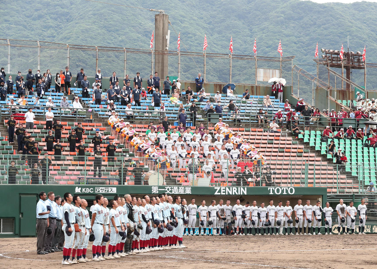 九州国際大付対近大福岡　校歌斉唱する近大福岡ナイン（撮影・梅根麻紀）