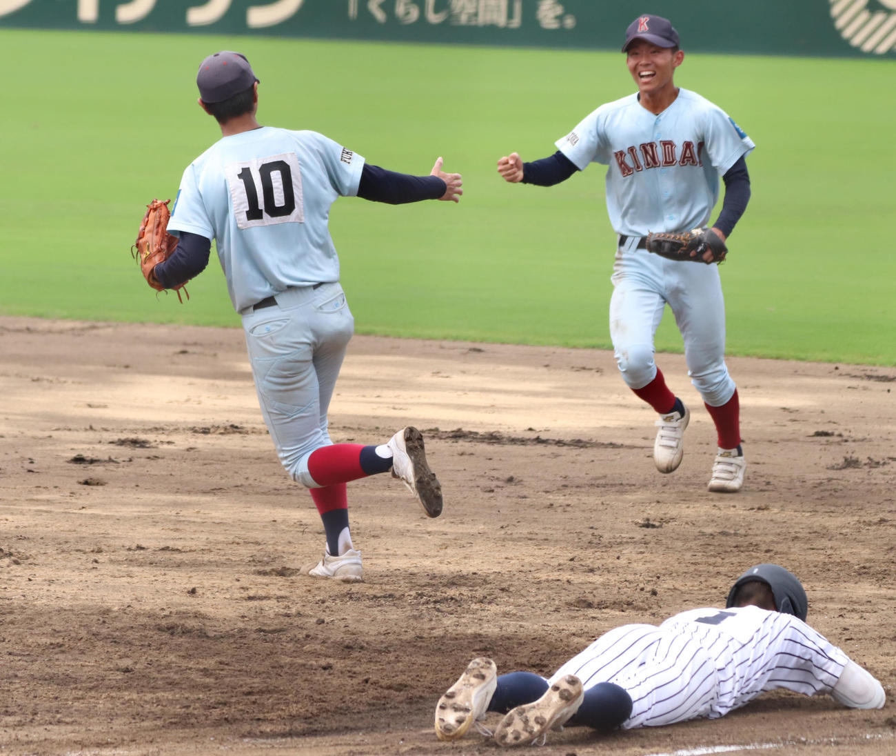 九州国際大付対近大福岡　9回表九州国際大付2死、田端を一ゴロに抑え喜ぶ田辺（撮影・鬼束羽瑠菜）