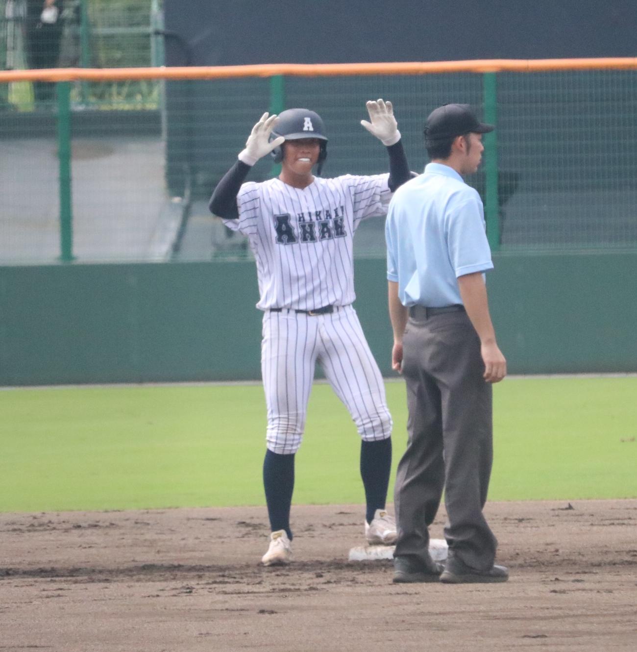 1回、阿南光の吉岡が先制打を放つ（撮影・林亮佑）