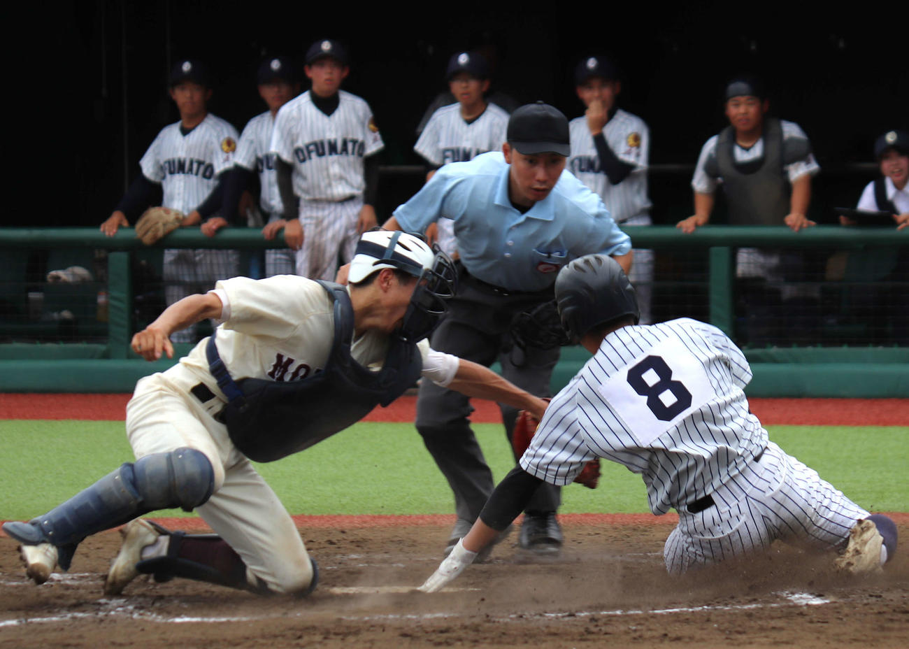 大船渡対盛岡一　4回表大船渡2死二塁、山田の中前打で本塁を狙った二走佐々木が走塁死する（撮影・黒須亮）