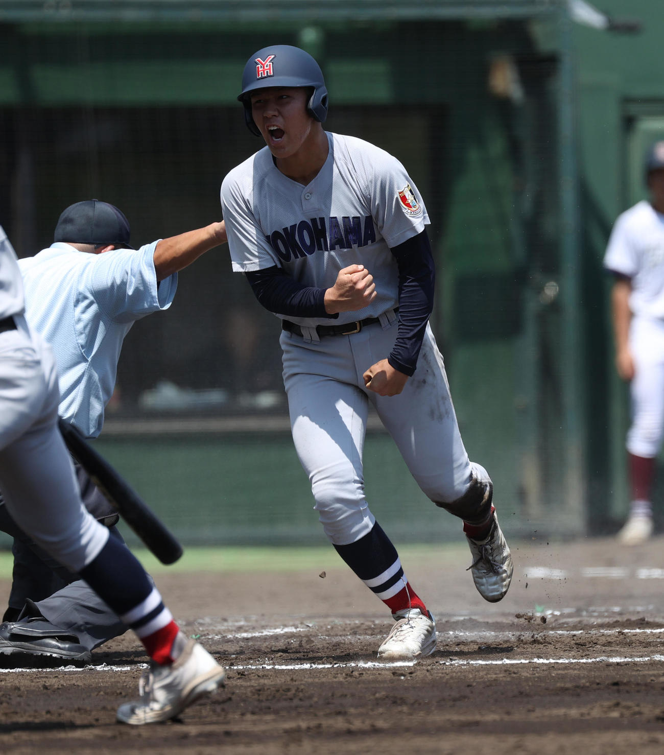 桐光学園対横浜　1回裏横浜1死二塁、為永の中前適時打で生還しガッツポーズする小野（撮影・水谷安孝）