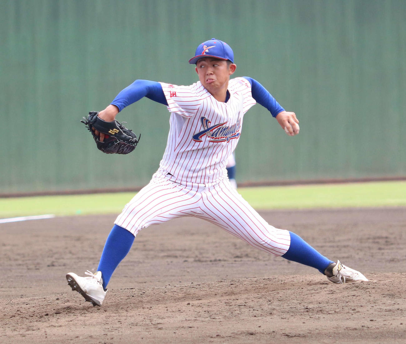 山村学園対大宮東　先発し力投する山村学園・西川（撮影・野見山拓樹）