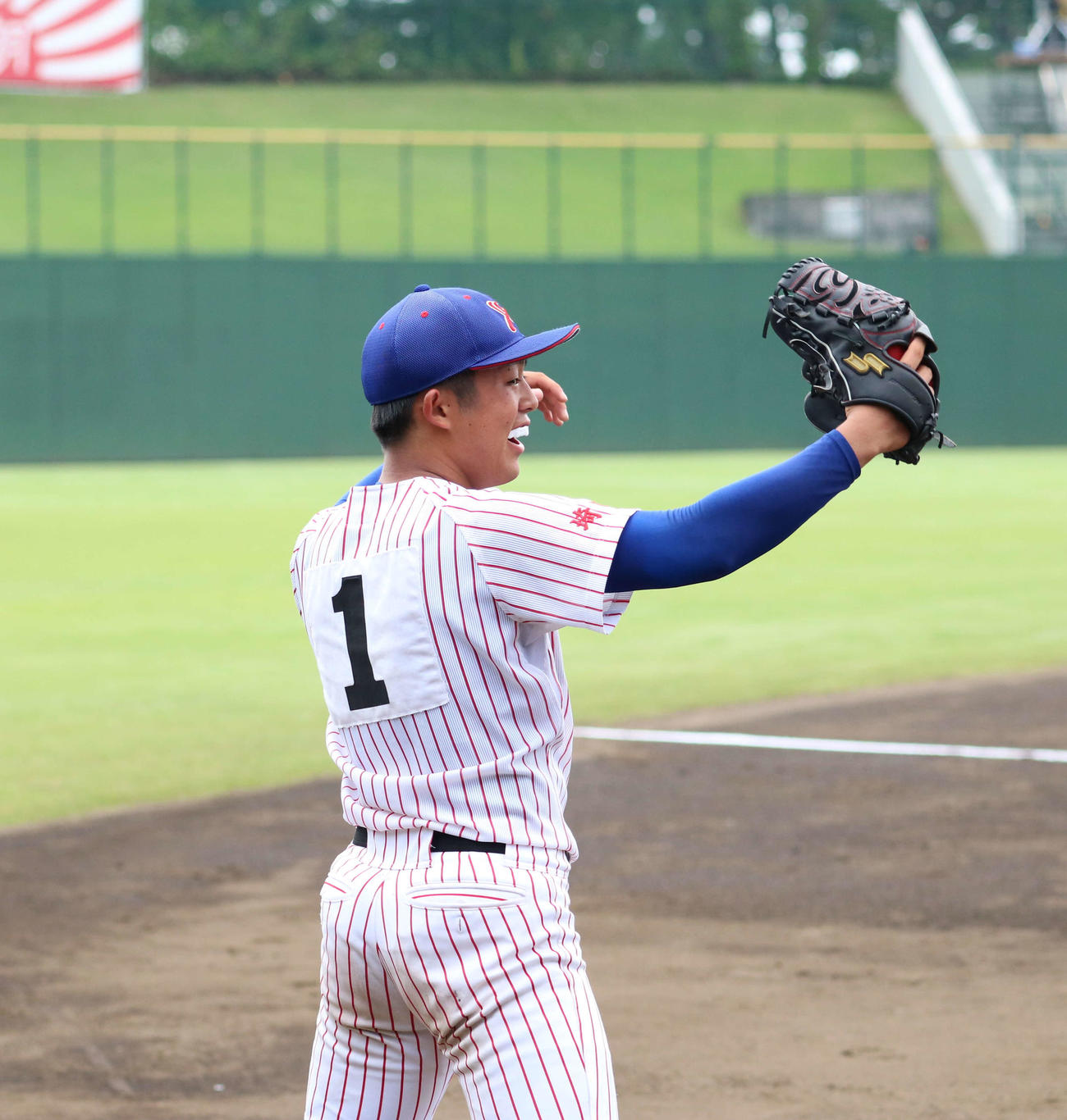 山村学園対大宮東　4回表山村学園1死二塁、吉田翔大悟の適時二塁打に喜ぶ西川（撮影・野見山拓樹）