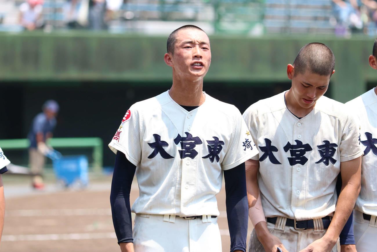 山村学園対大宮東　敗退が決まり、スタンドにあいさつする大宮東・冨士（撮影・野見山拓樹）