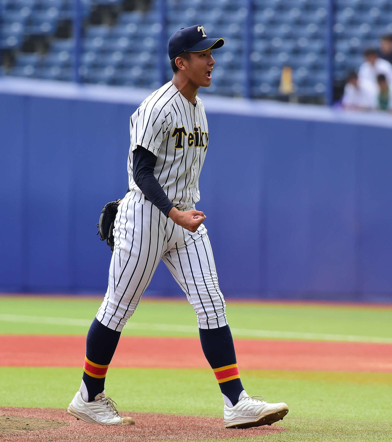 北越対帝京長岡　9回2死一塁、最後の打者を空振り三振に仕留め、ガッツポーズする帝京長岡・茨木