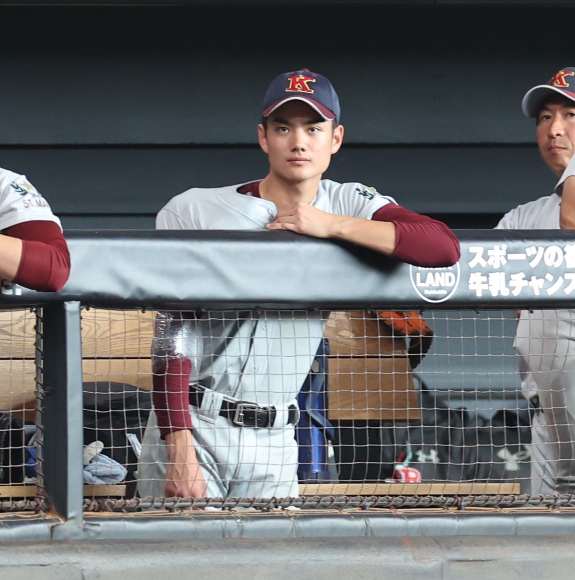 立命館慶祥対札幌光星　ベンチで試合を見守る粕谷（撮影・黒川智章）