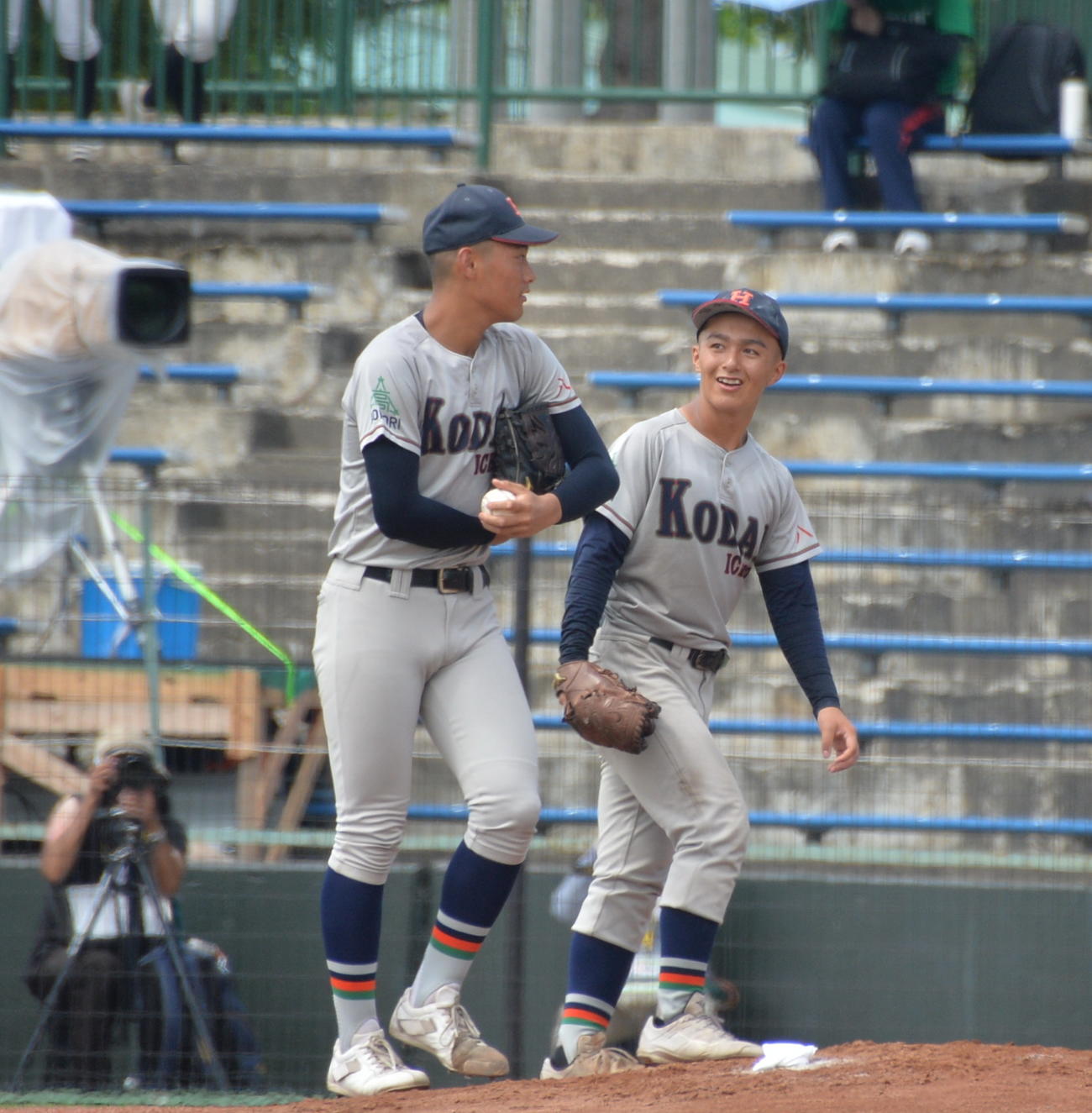 八戸工大一対青森山田　エースにマウンドを託す先発の杉村（右）　左は金渕（撮影・濱本神威）