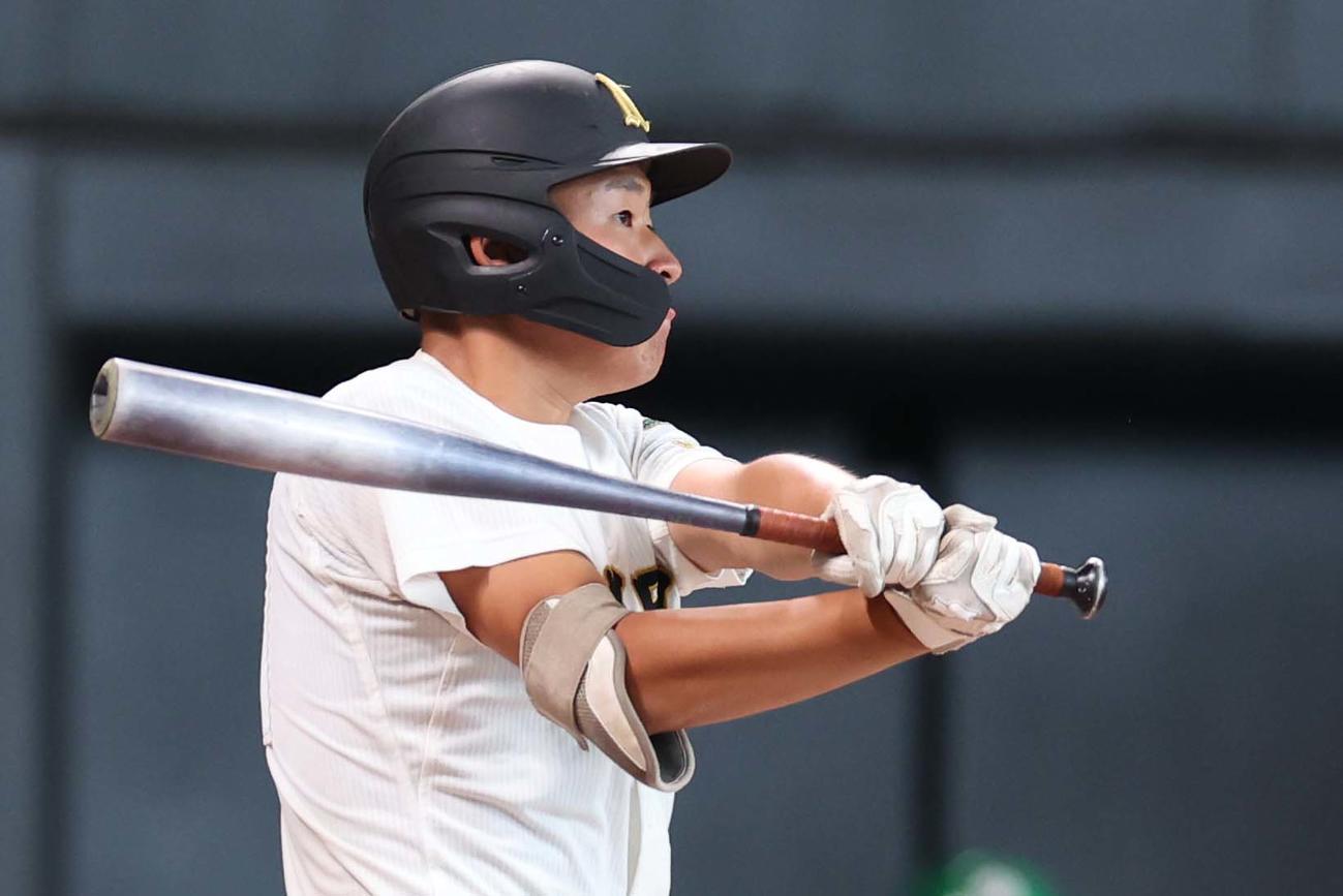 北照対札幌日大　6回裏札幌日大2死三塁、中前適時打を放つ高橋（撮影・黒川智章）