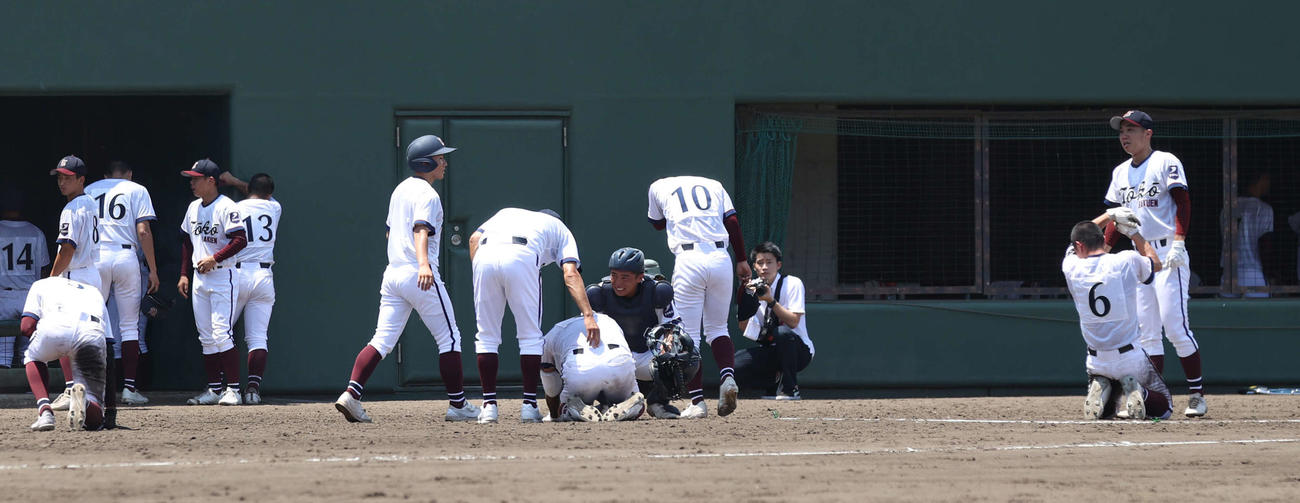 桐光学園対横浜　コールド負けし泣き崩れる桐光学園ナイン（撮影・水谷安孝）