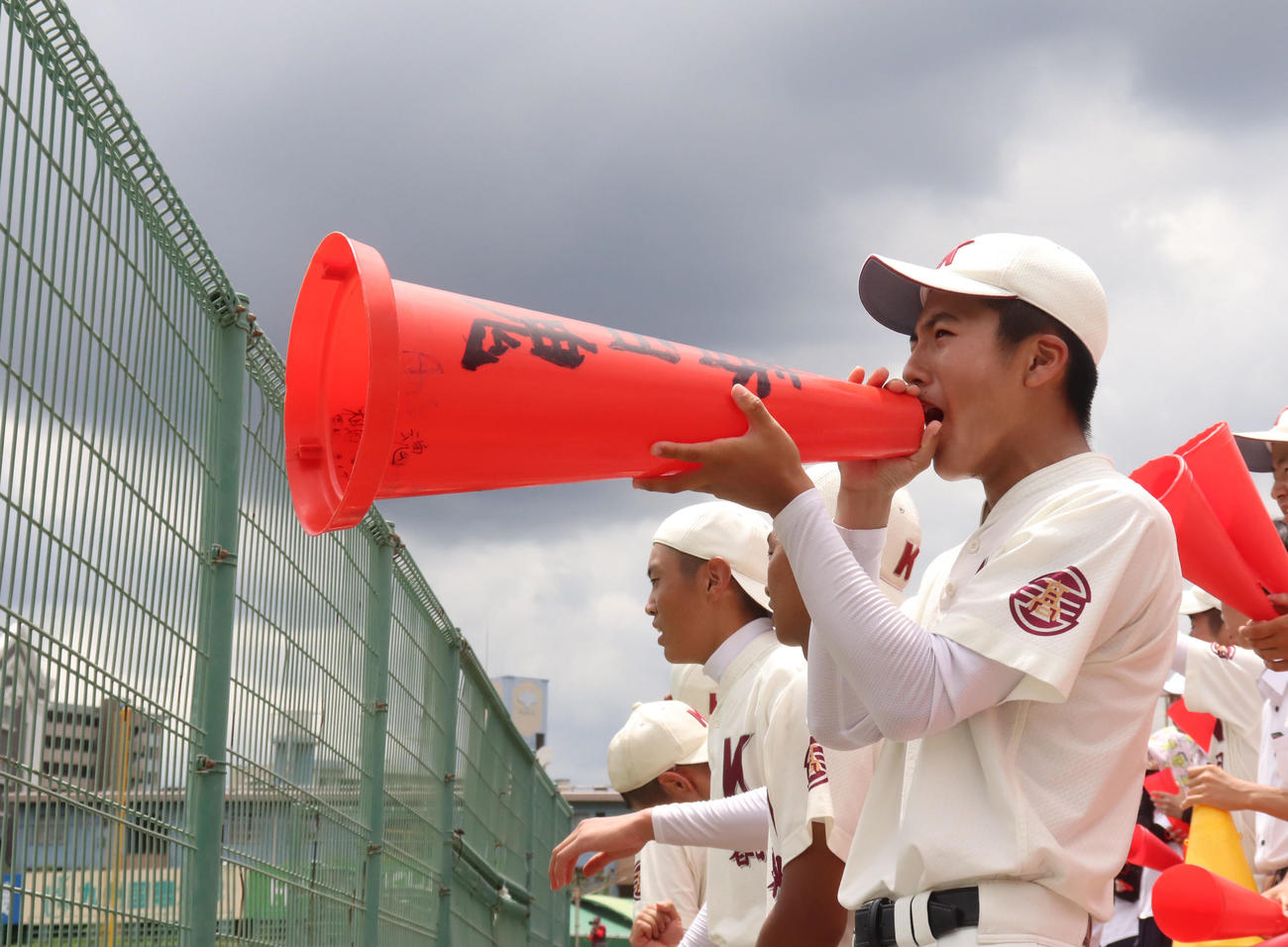 春日対福岡大若葉　特大メガホンで声援を送る春日・相島外野手（撮影・鬼束羽瑠菜）