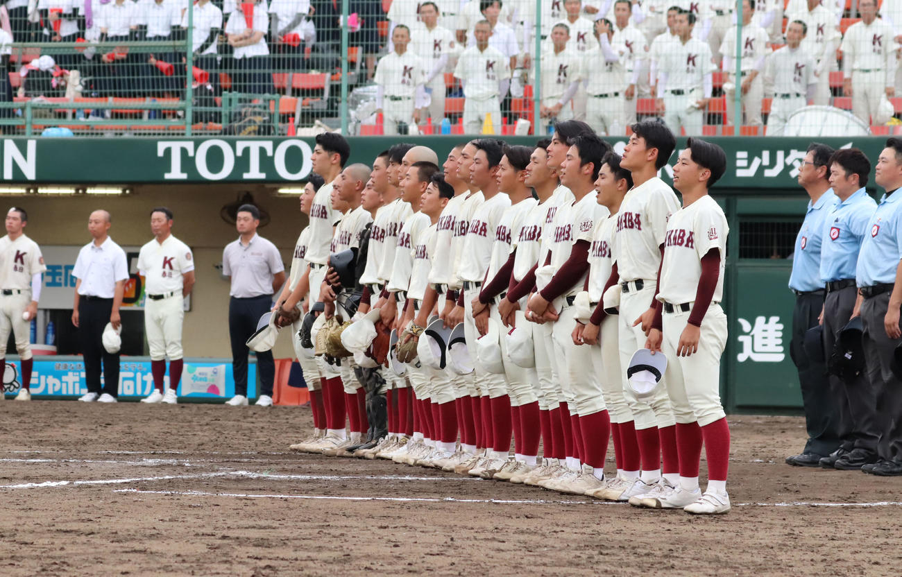 春日対福岡大若葉　春日に勝利し校歌を歌う福岡大若葉ナイン（撮影・鬼束羽瑠菜）