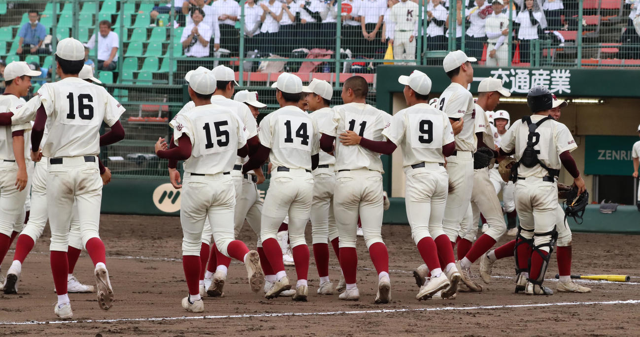 春日対福岡大若葉　春日に勝利し喜ぶ福岡大若葉ナイン（撮影・鬼束羽瑠菜）
