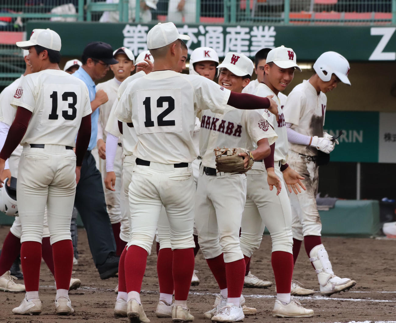 春日対福岡大若葉　春日に勝利し喜ぶ福岡大若葉ナイン（撮影・鬼束羽瑠菜）