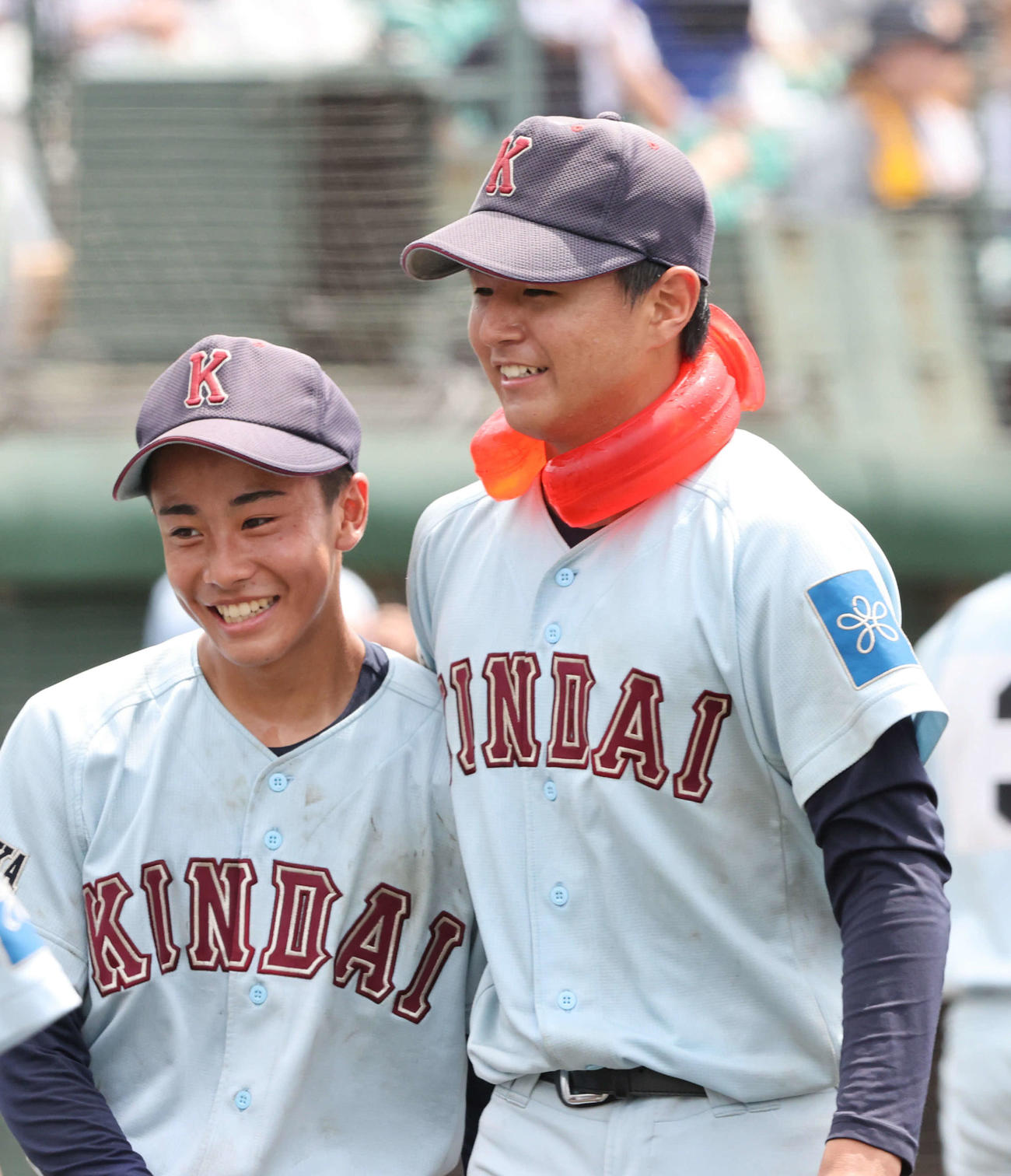 九州国際大付対近大福岡　先発した近大福岡・田辺は試合の合間にクールネックで首を冷やす（撮影・梅根麻紀）