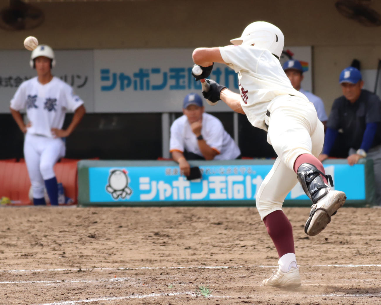 福岡大大濠対飯塚　4回表福岡大濠1死一、三塁、立川は勝ち越しのスクイズを決める（撮影・鬼束羽瑠菜）