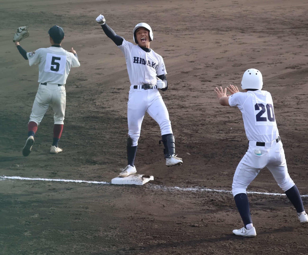 日高対紀央館　10回表日高1死一、二塁、左中間に2点適時三塁打を打ちガッズポーズをする高尾（撮影・斉藤龍平）