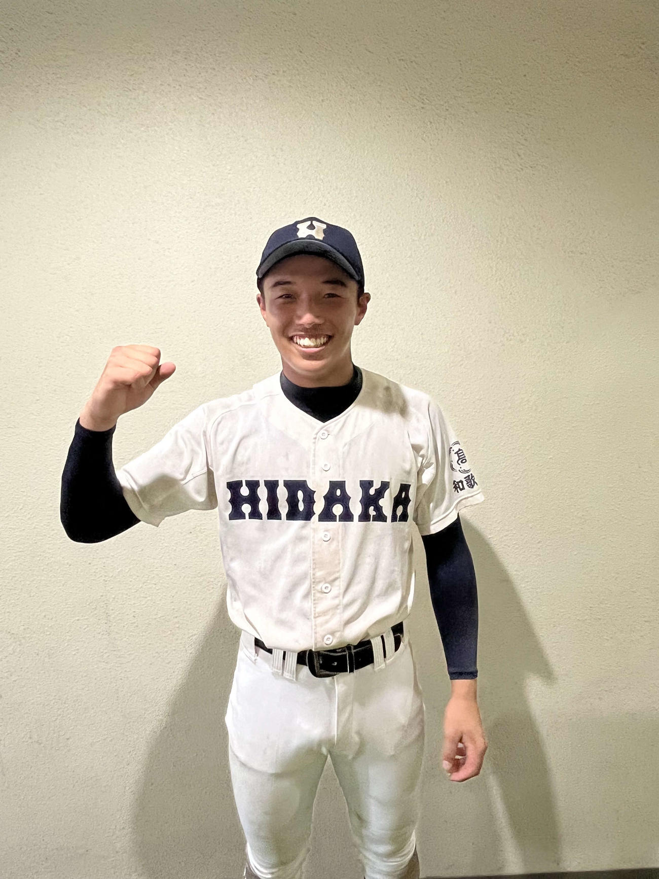 試合後、笑顔でガッズポーズをする高尾（撮影・斉藤龍平）