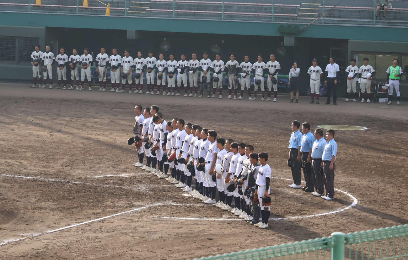 2回戦突破を決め、校歌を歌う日高の選手たち（撮影・斉藤龍平）