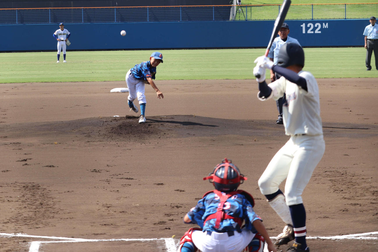 始球式で兄で千葉明徳の1番打者・金井拓心に渾身（こんしん）の1球を投げ込む浩夢君（撮影・保坂淑子）
